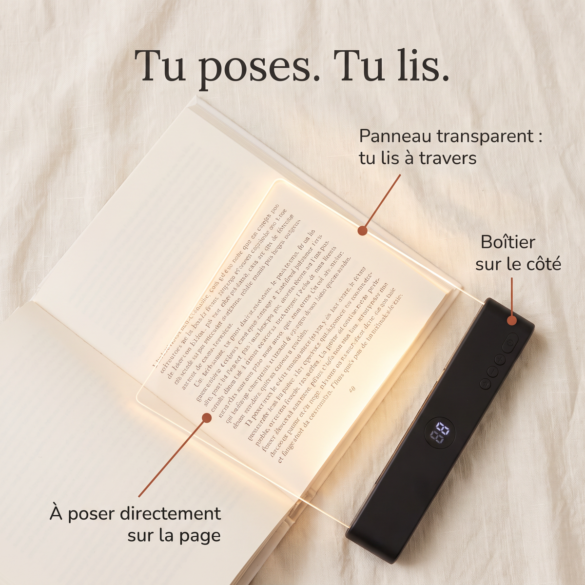 Tu poses. Tu lis. Le panneau transparent se pose sur la page, le boîtier reste sur le côté